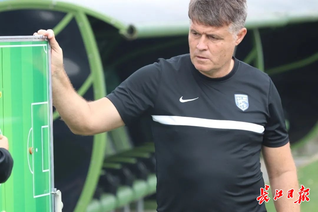 包含赛前西甲传出新动向，武汉三镇远射贴柱，管理层表态：球迷炸锅，轮换策略成焦点的词条